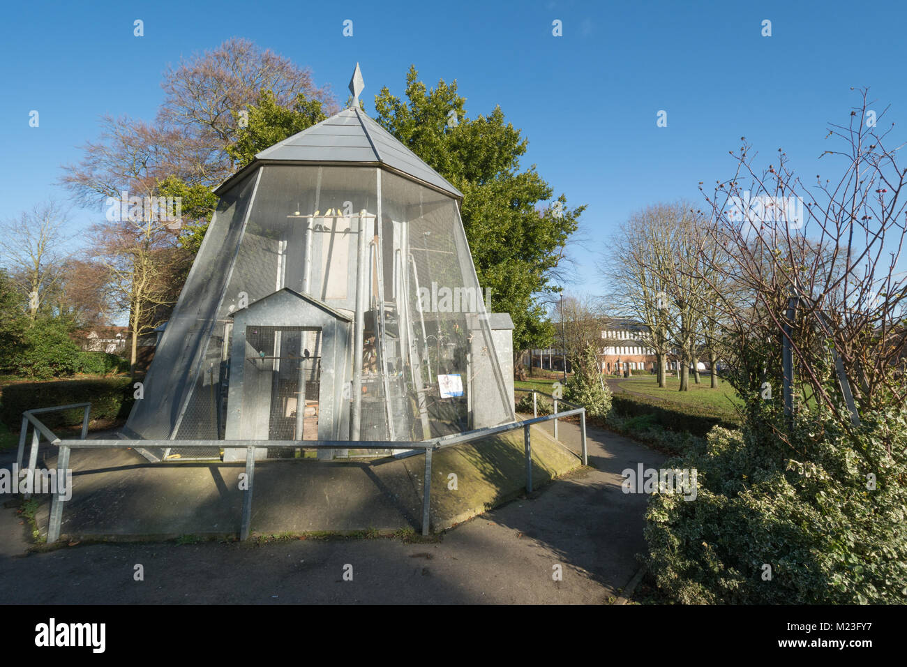 La volière dans le War Memorial Park à Basingstoke, Hampshire, Royaume-Uni Banque D'Images