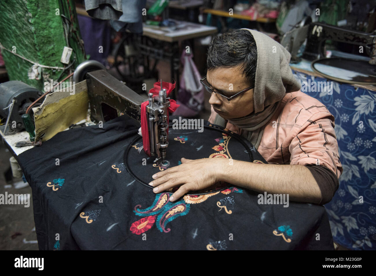 Stitcher d'experts au travail dans une usine de vêtements dans la vieille ville de Delhi, Inde Banque D'Images