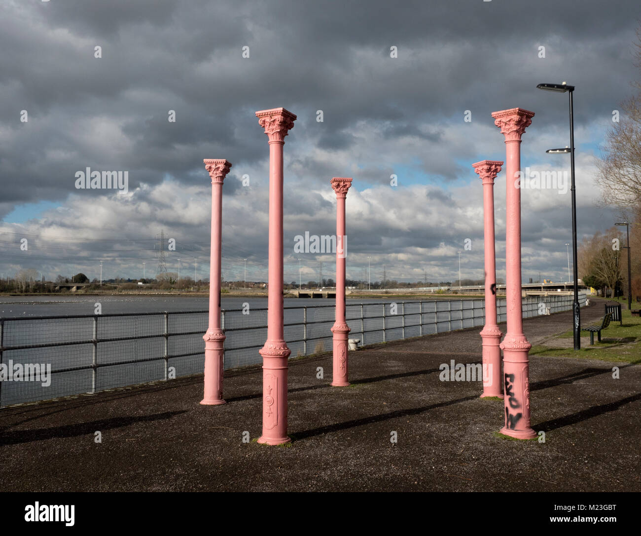 Les colonnes de métal dans Redbridge Wharf Park, Redbridge, Southampton, Hampshire, England, UK Banque D'Images