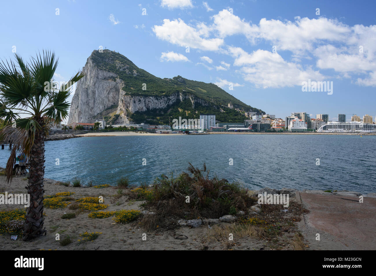 Gibraltar, un plan d'atterrissage passe un grand bateau de croisière. Banque D'Images