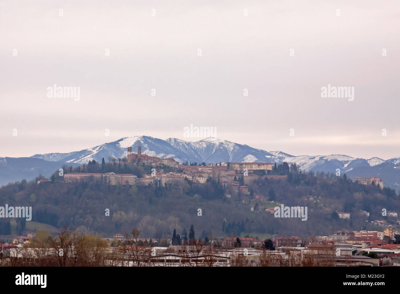 Vue depuis un ballon à air chaud de l'ancienne Piazza District de Mondovi sur Monte Regale Hill Province de Coni, Piémont, Italie avec les montagnes des Alpes Banque D'Images