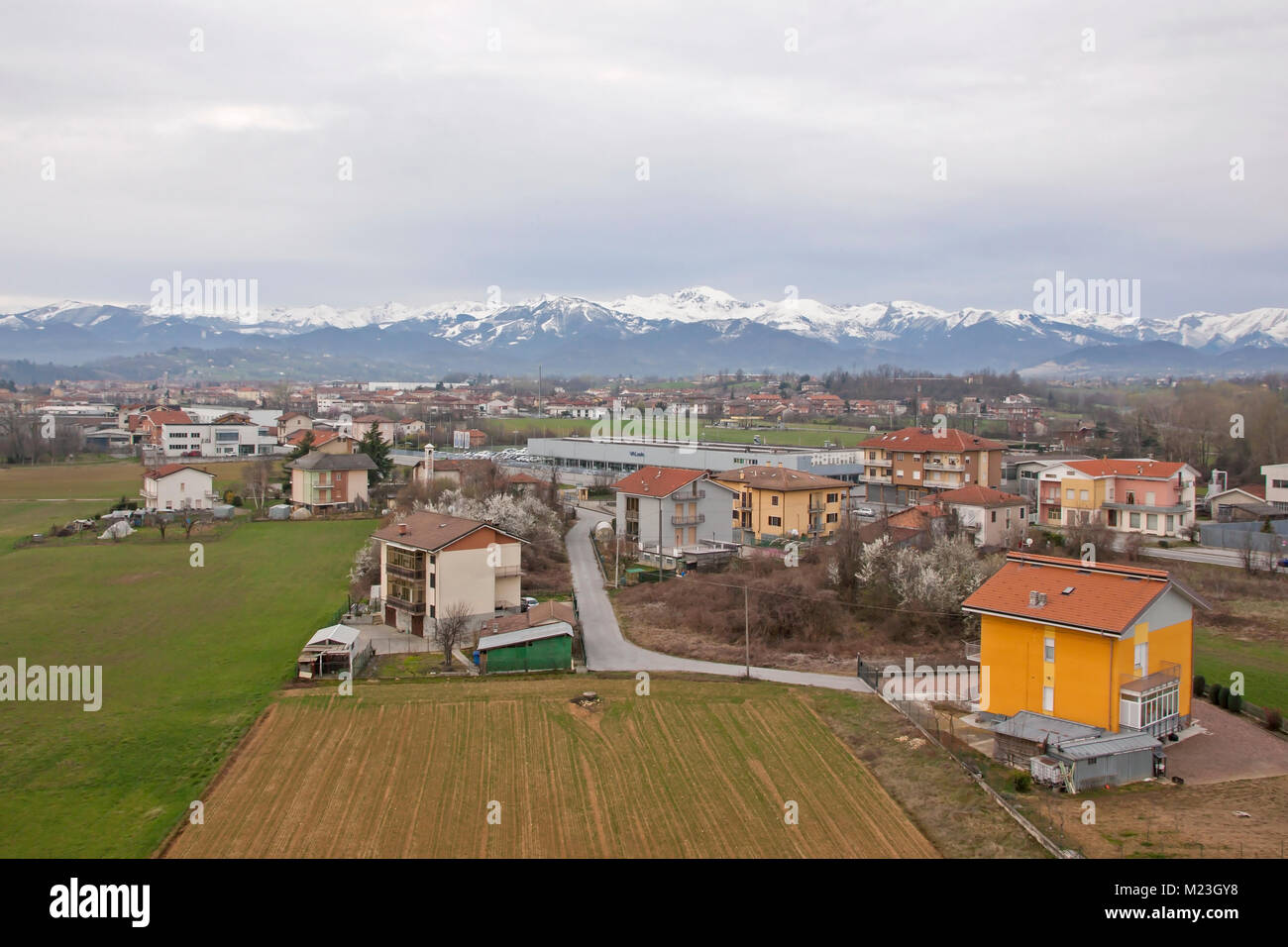 Vue depuis un ballon à air chaud de l'agence de voiture de service Valuato à Mondovi, province de Coni, Piémont, Italie, avec les Alpes derrière Banque D'Images
