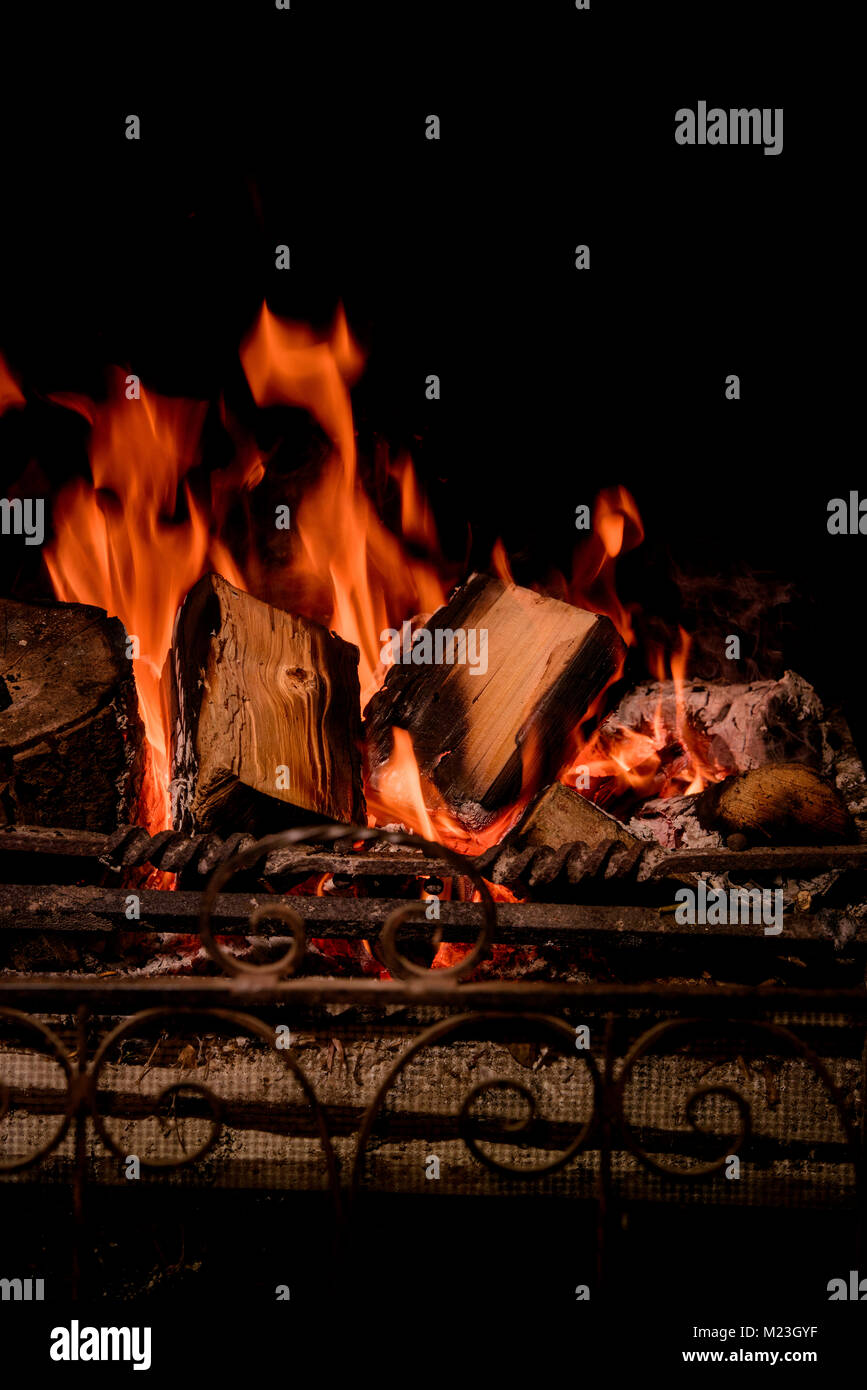 Feu de cheminée dans la cheminée Banque de photographies et d’images à ...