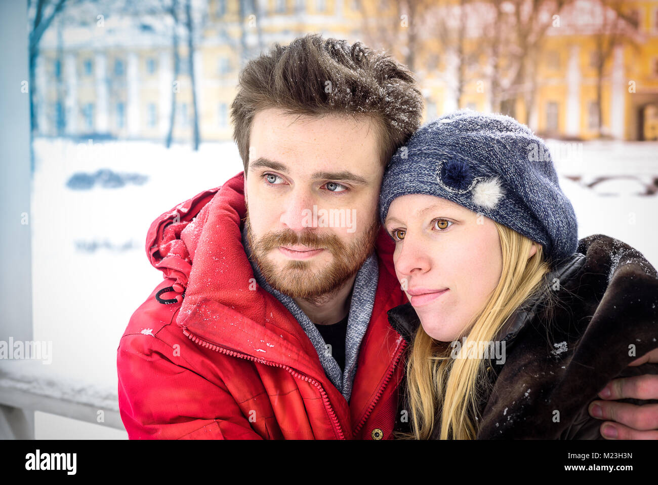 Couple en train de marcher dans la neige dans le parc Banque D'Images