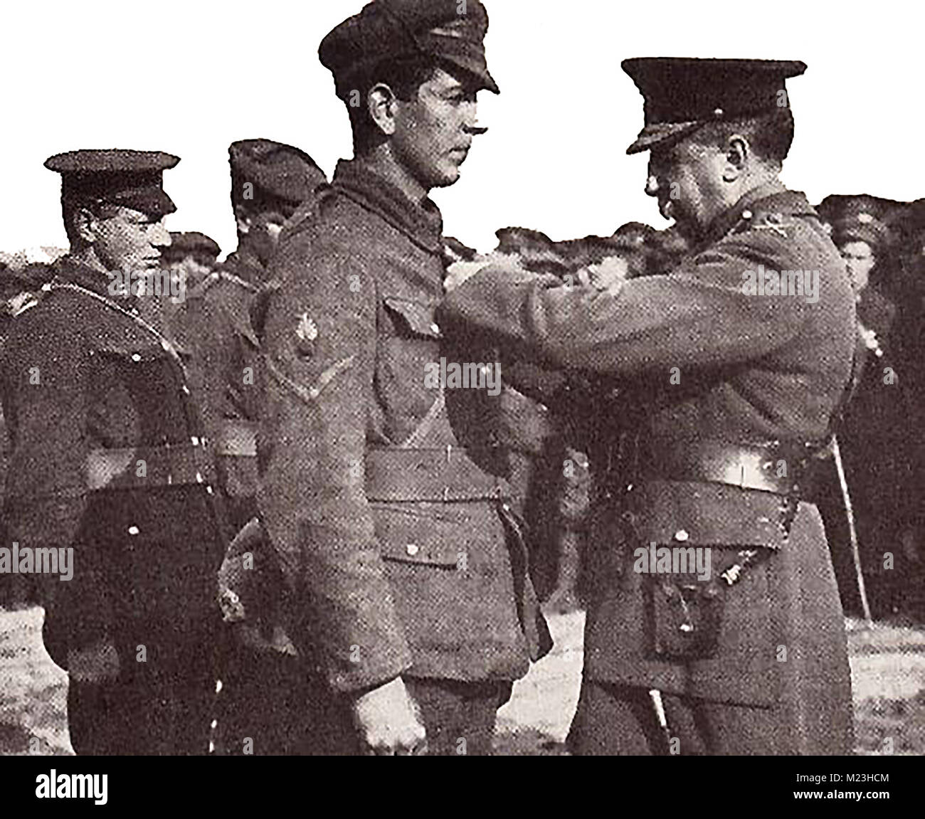 Première Guerre mondiale (1914-1918) alias la Grande Guerre ou Première Guerre mondiale - la guerre des tranchées - LA PREMIÈRE GUERRE MONDIALE - un journal photo montrant le décor d'un soldat canadien sur le champ de bataille Banque D'Images