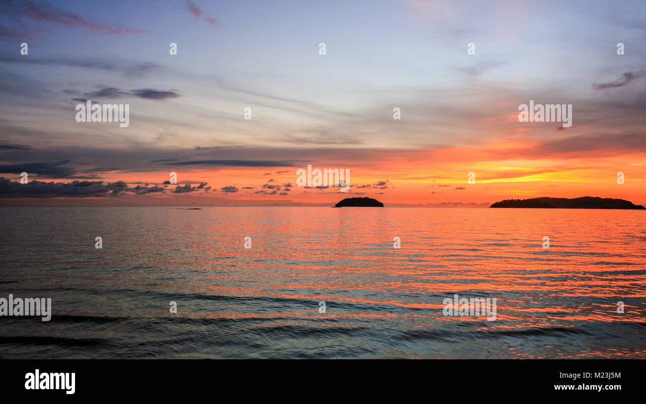 Coucher du soleil au large de Tanjung Aru, Kota Kinabalu, Sabah, Malaisie Banque D'Images