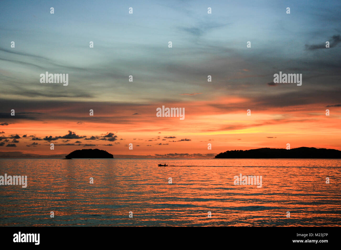 Coucher du soleil au large de Tanjung Aru, Kota Kinabalu, Sabah, Malaisie Banque D'Images