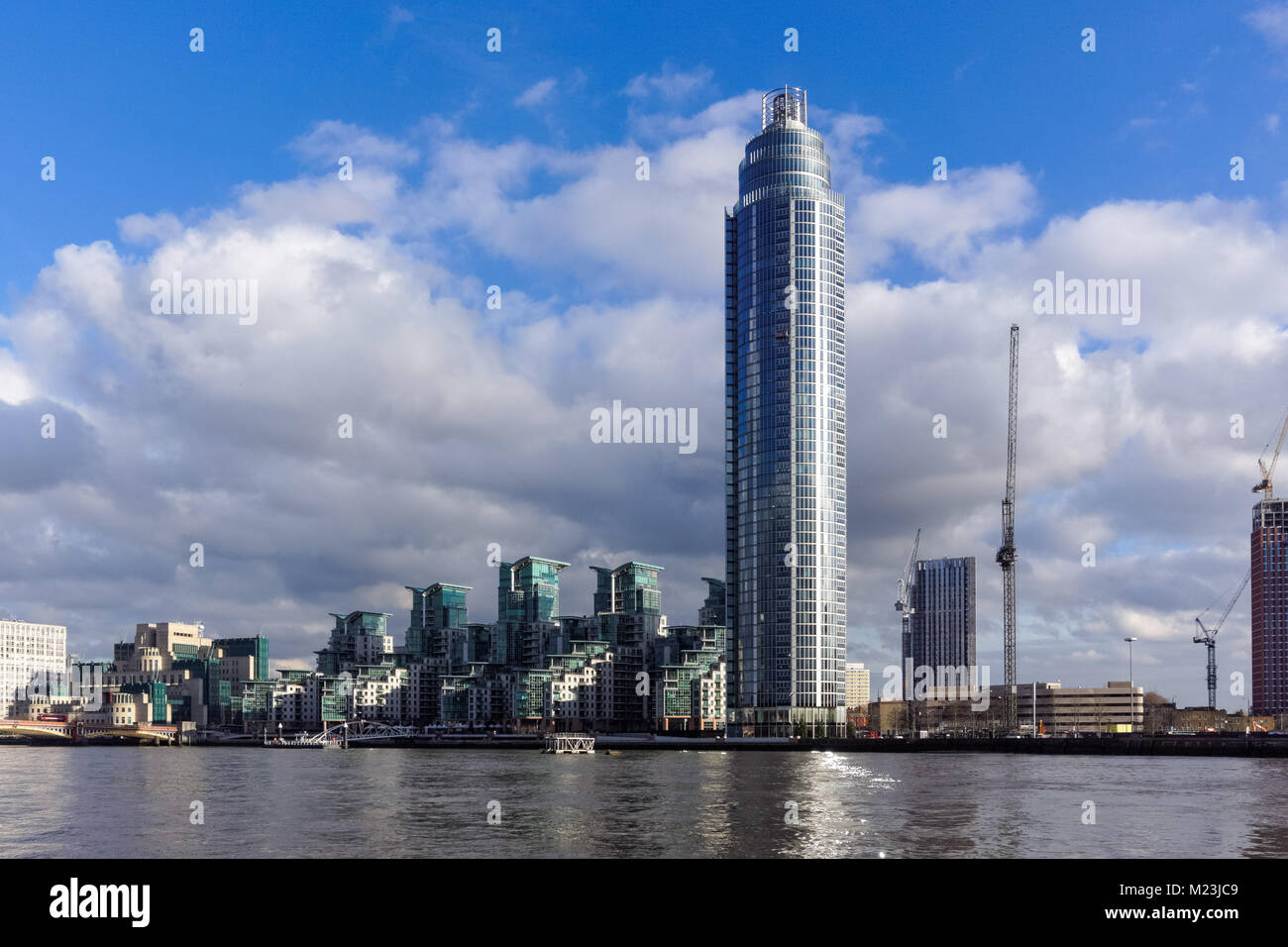 La Vauxhall Tower et les bâtiments résidentiels au St George Wharf à Londres, Angleterre, Royaume-Uni, UK Banque D'Images