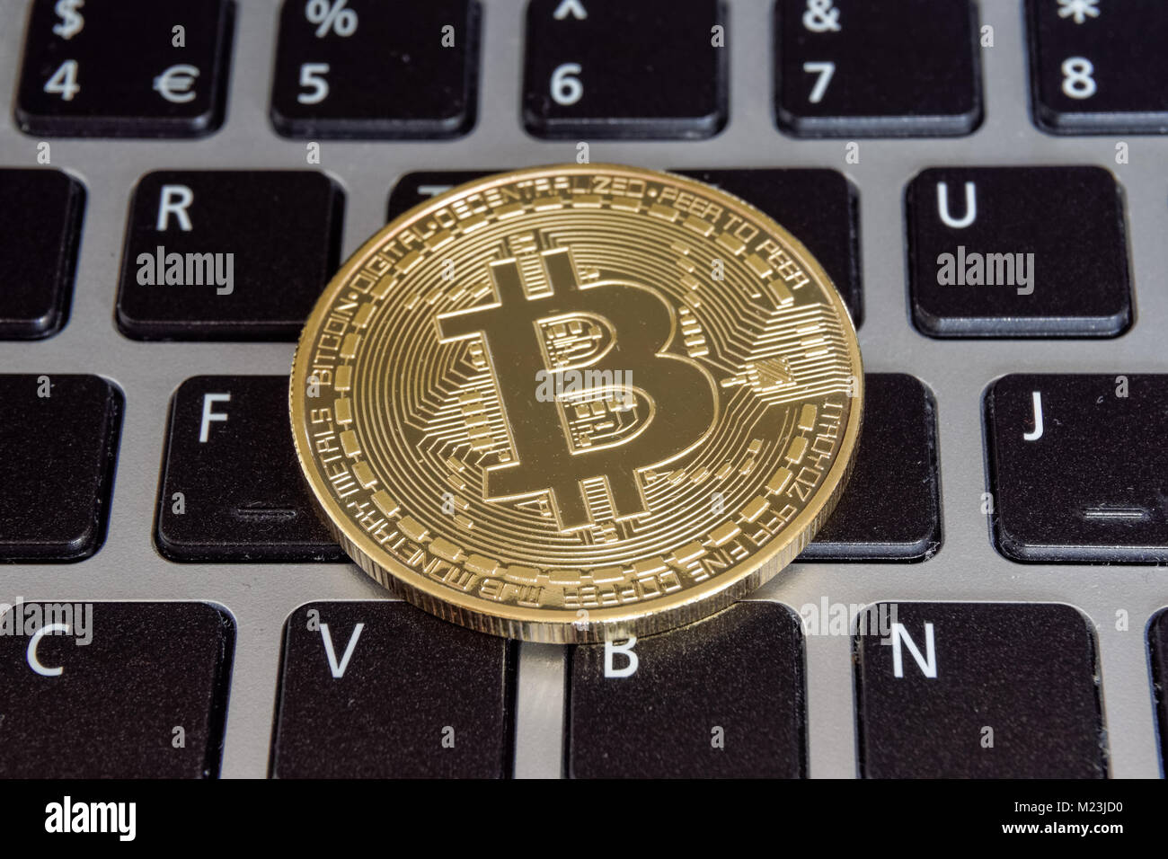 Pièce cryptocurrency Bitcoin sur le clavier d'un ordinateur Banque D'Images
