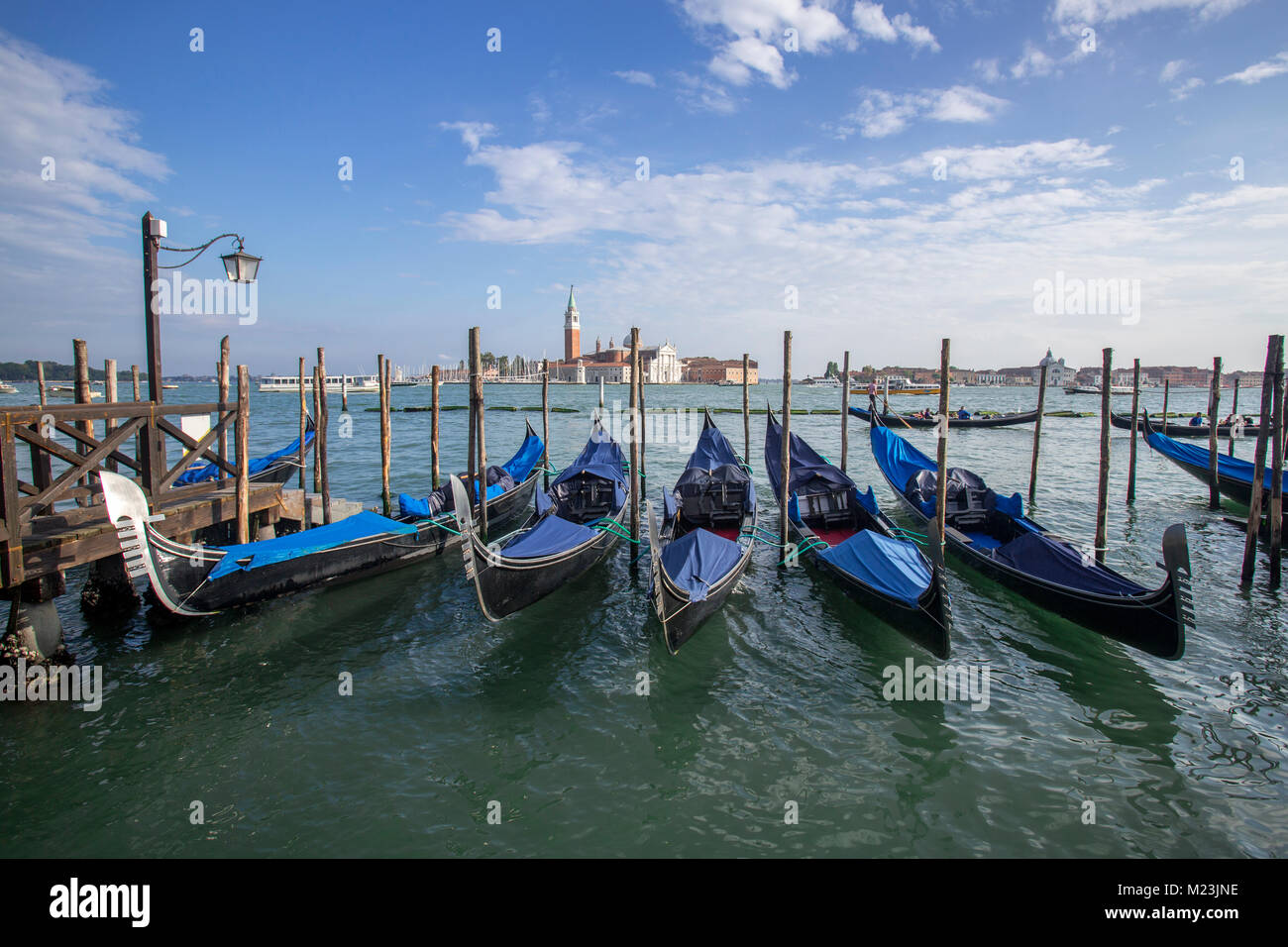 Gondoles à la place Saint Marc avec vue sur l'île de San Giorgio Maggiore, à Venise, Italie Banque D'Images