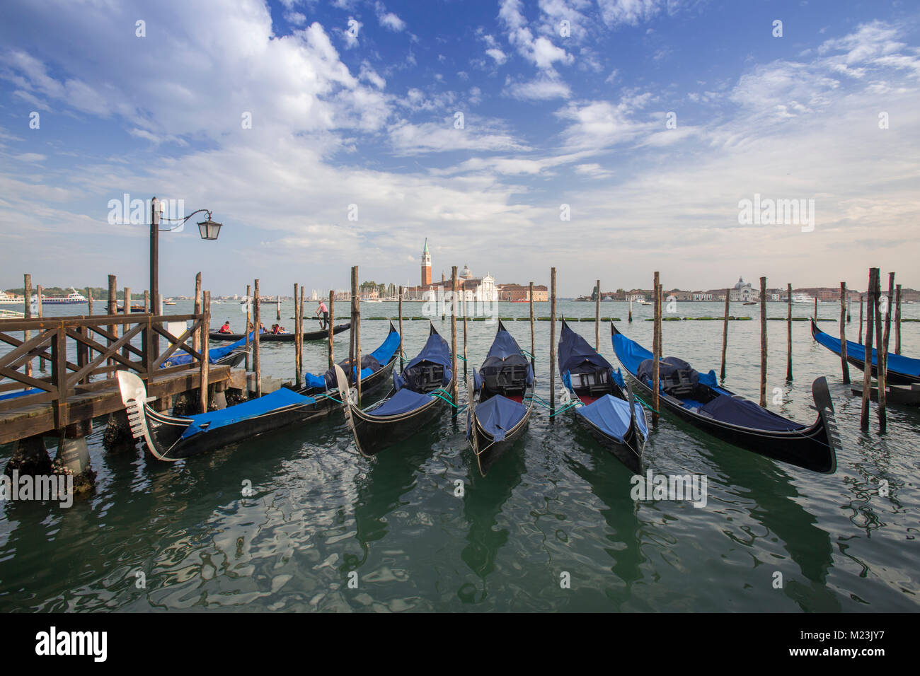 Gondoles à la place Saint Marc avec vue sur l'île de San Giorgio Maggiore, à Venise, Italie Banque D'Images
