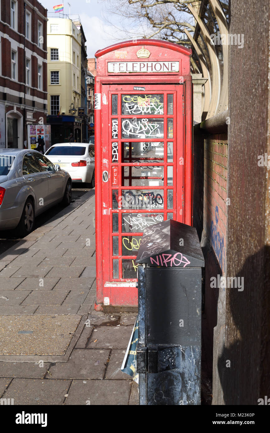 La boîte de téléphone rouge emblématique de Londres, Royaume-Uni. Banque D'Images