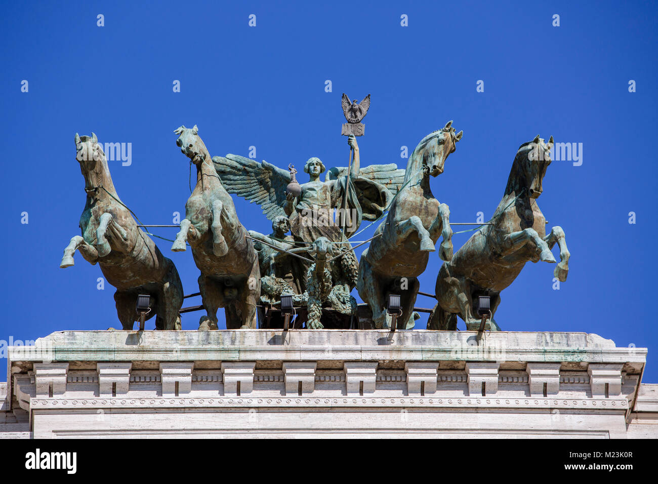 La Victoire de Samothrace au sommet du monument Vittorio Emanuele II, Rome, Italie Banque D'Images
