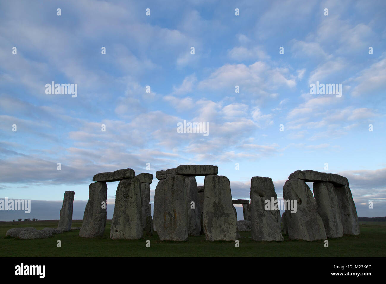 Le cercle de pierres de Stonehenge dans le Wiltshire, Angleterre. L'ancien monument date du néolithique, autour de 5 000 ans. Banque D'Images
