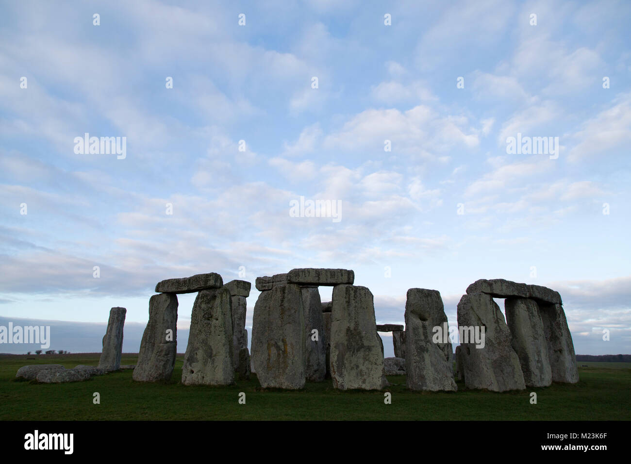 Le cercle de pierres de Stonehenge dans le Wiltshire, Angleterre. L'ancien monument date du néolithique, autour de 5 000 ans. Banque D'Images