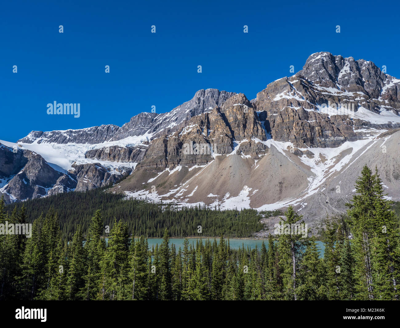 Peaks près du glacier Crowfoot, promenade des Glaciers, Banff National Park, Alberta, Canada. Banque D'Images