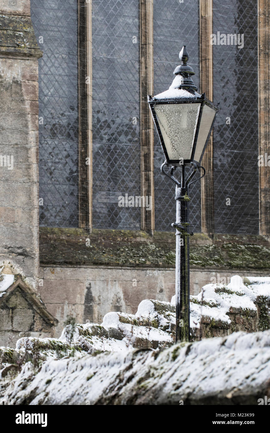 La neige a couvert un lampadaire en face de la cathédrale d'Ely avec chute de neige, Uzès, Banque D'Images