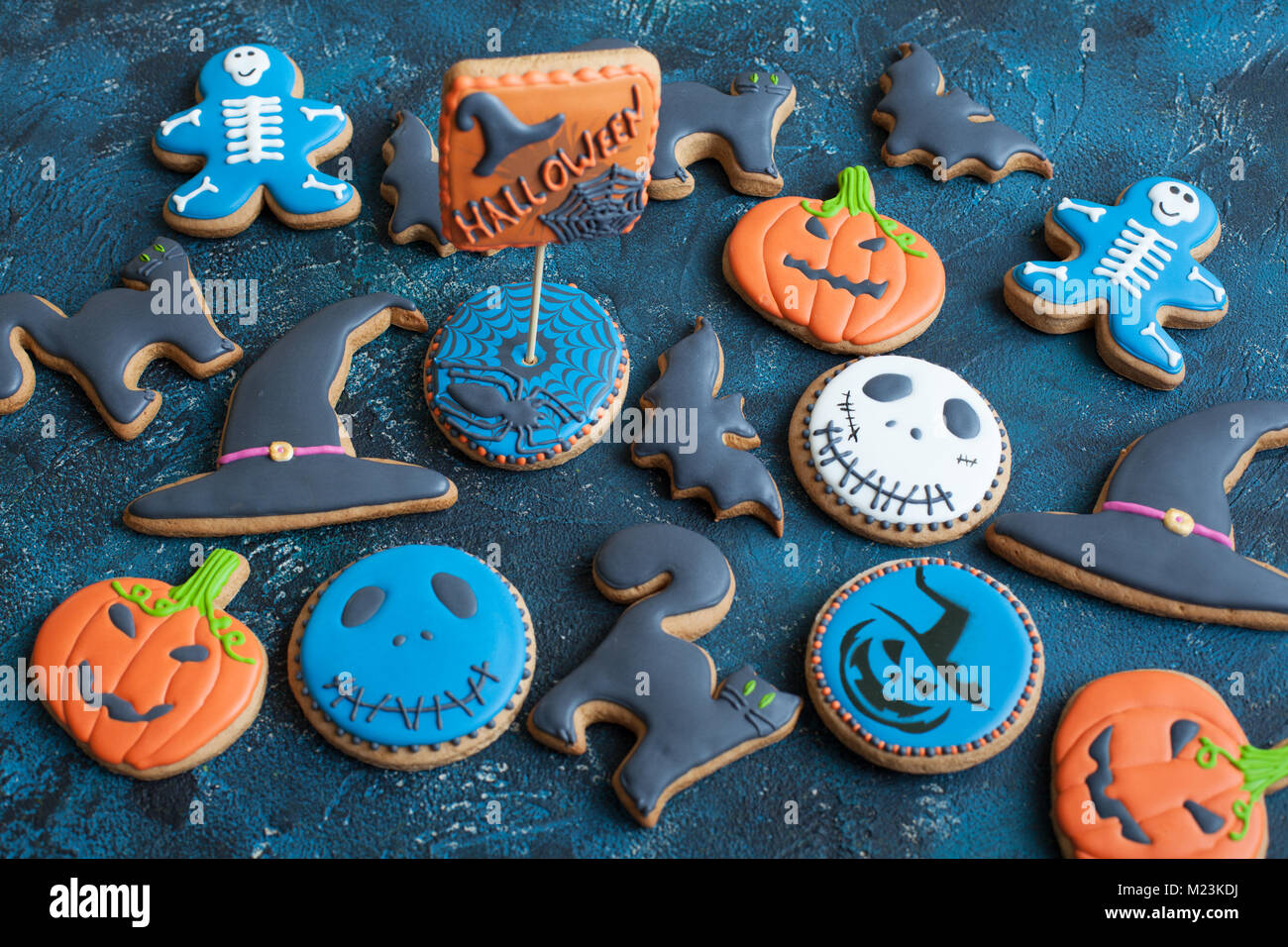 Gingerbread cookies faits maison dans la forme comme des squelettes Halloween, jack-o-lanterne citrouille, fantôme et les chauves-souris sur la table en bois. Certains cookies dans focus, s Banque D'Images