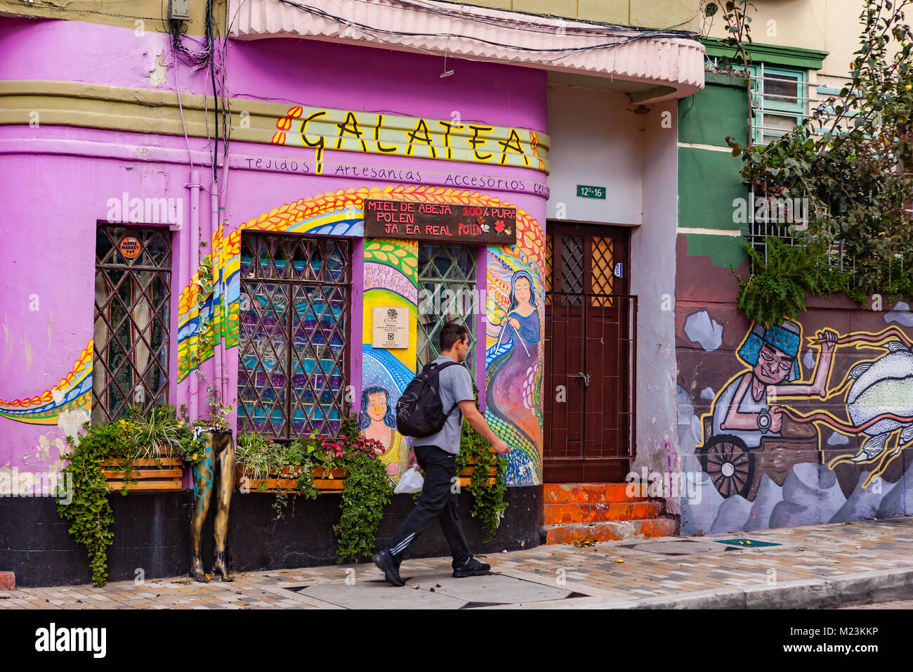 Bogota, Colombie - le 28 mai 2017 : un homme marche colombien passé certaines façades peintes de couleurs vives dans la Candelaria District dans la capitale Banque D'Images