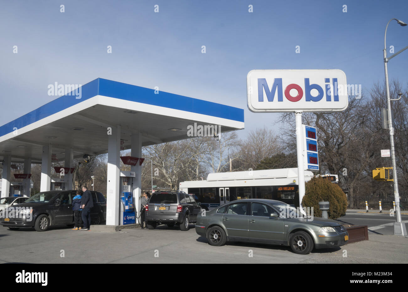 Les gens de remplir leur réservoir d'essence à une station Mobil à Brooklyn, New York. Banque D'Images