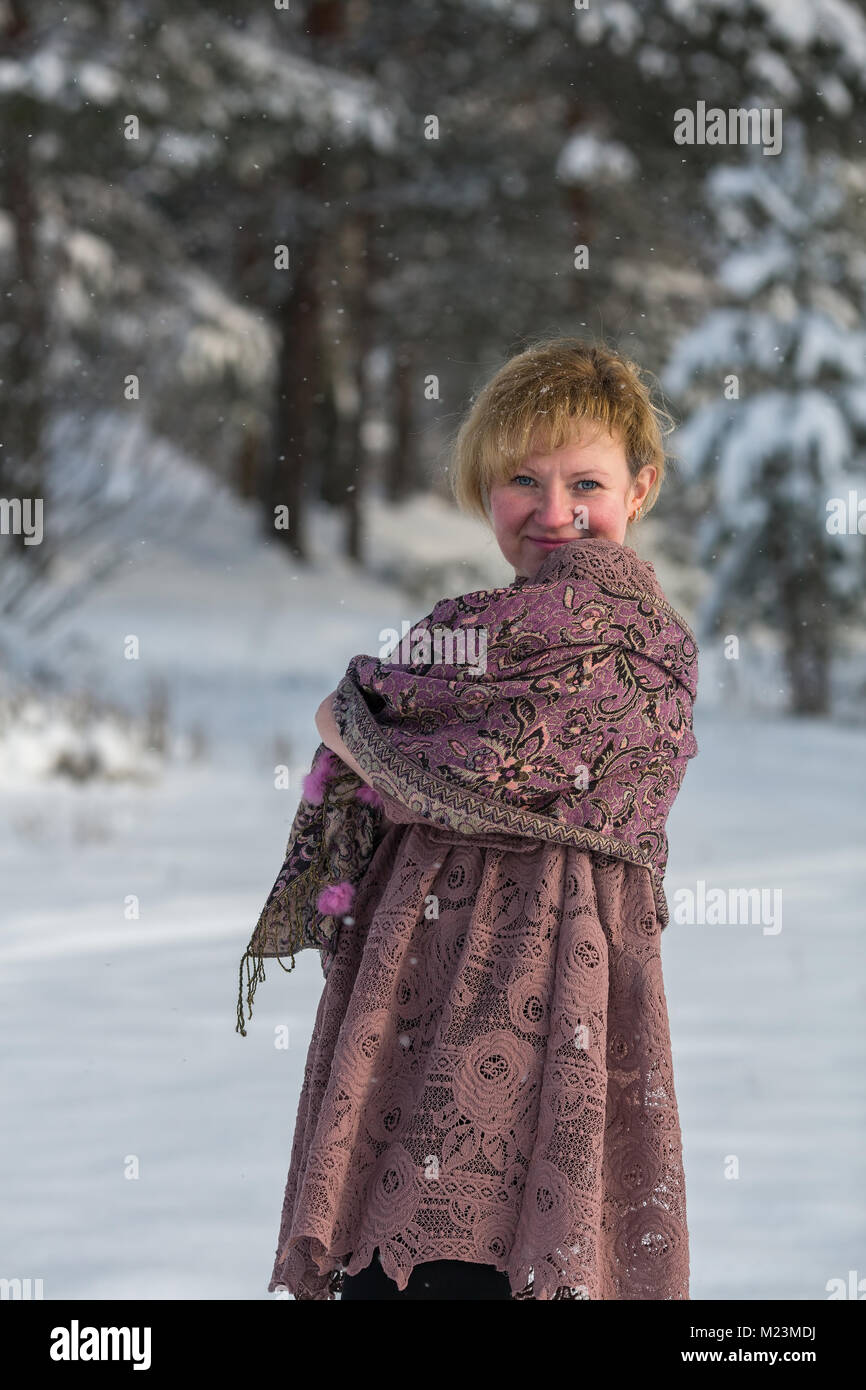 Jeune femme russe dans l'hiver de neige au parc. Banque D'Images