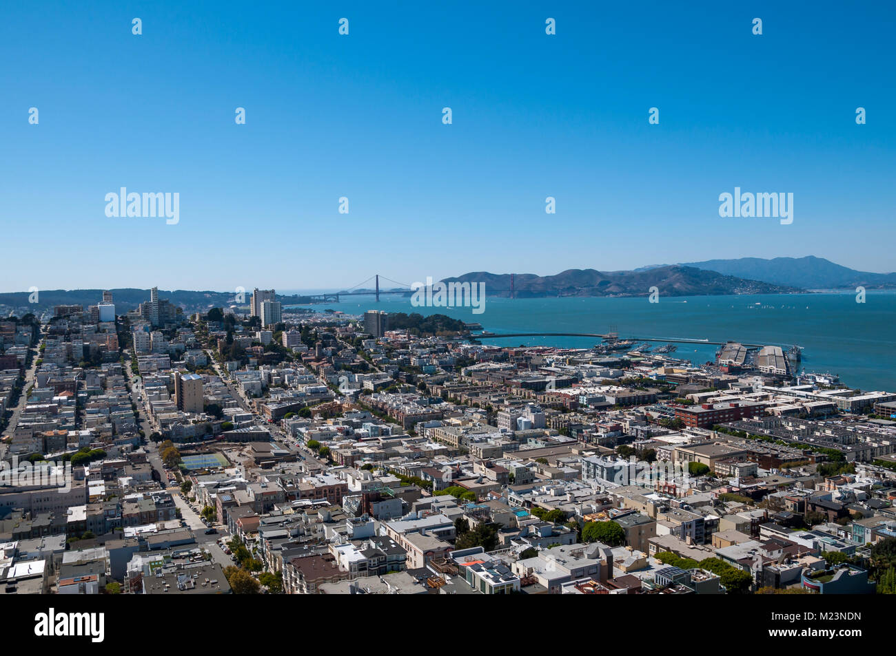 SAN FRANCISCO, CALIFORNIE - 9 septembre 2015 - Vue de la Coit Tower de San Francisco, avec le Golden Gate Bridge à l'dustance Banque D'Images