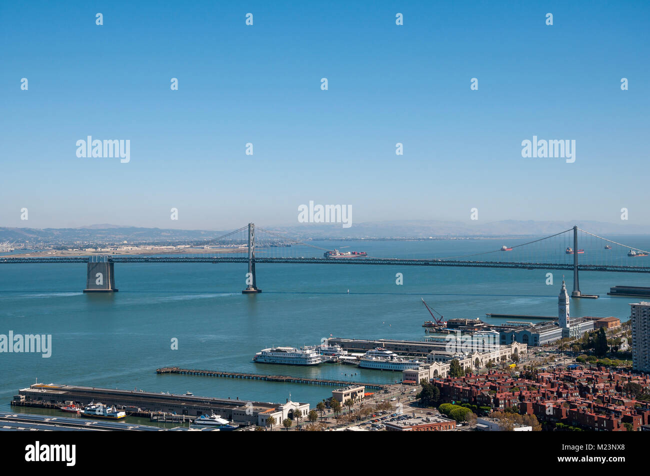 SAN FRANCISCO, CALIFORNIE - 9 septembre 2015 - Vue de l'Oakland Bay Bridge et le Ferry Building Marketplace de Coit Tower Banque D'Images