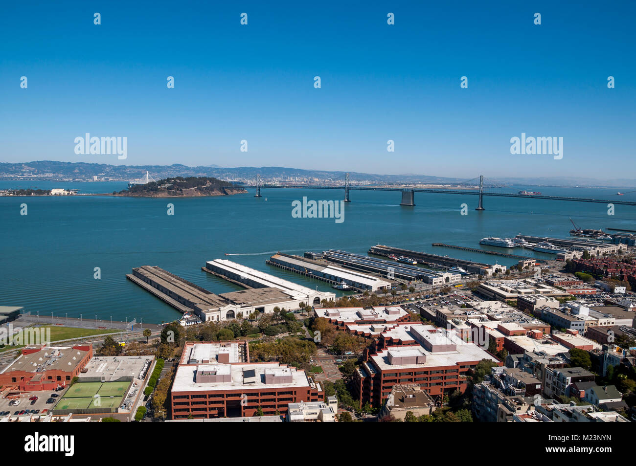 SAN FRANCISCO, CALIFORNIE - 9 septembre 2015 - Vue de l'Oakland Bay Bridge et l'île de Yerba Buena de Coit Tower Banque D'Images