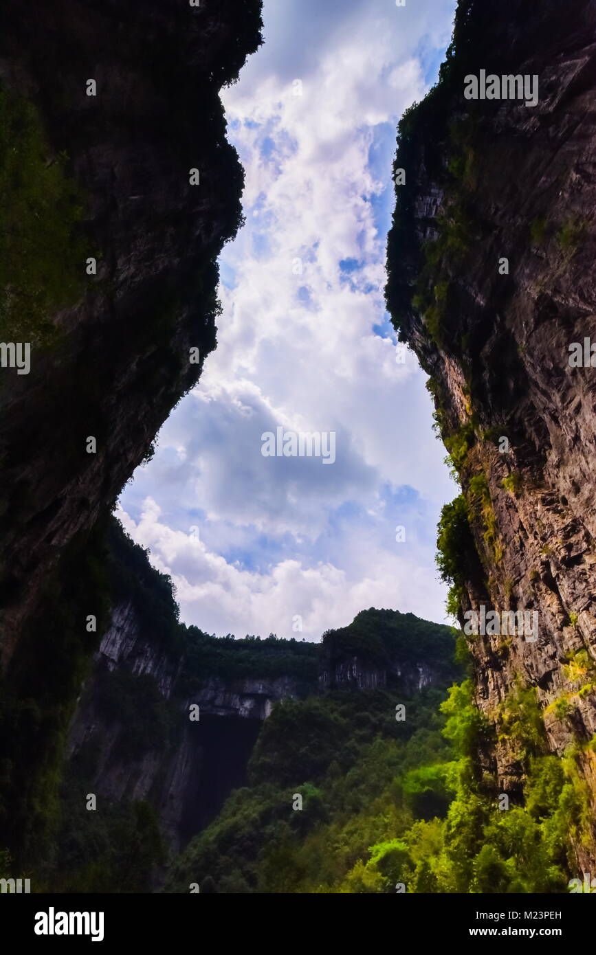 Chine Chongqing Wulong trois ponts naturels pont naturel ancien quartier pittoresque du Parc National de la vallée de Wulong célèbre en Chine Banque D'Images