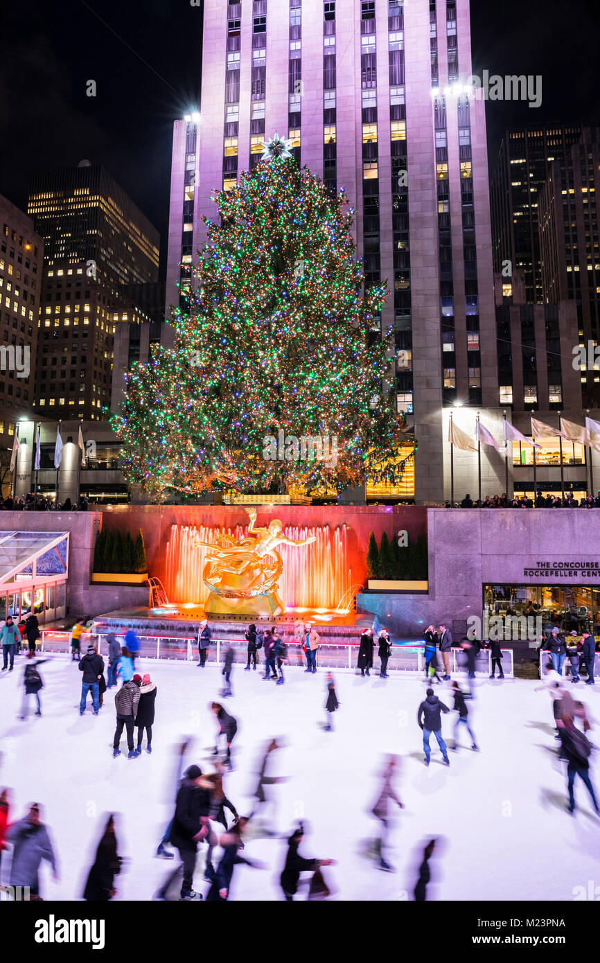 Arbre de Noël et patinoire du Rockefeller Plaza à New York City Banque D'Images