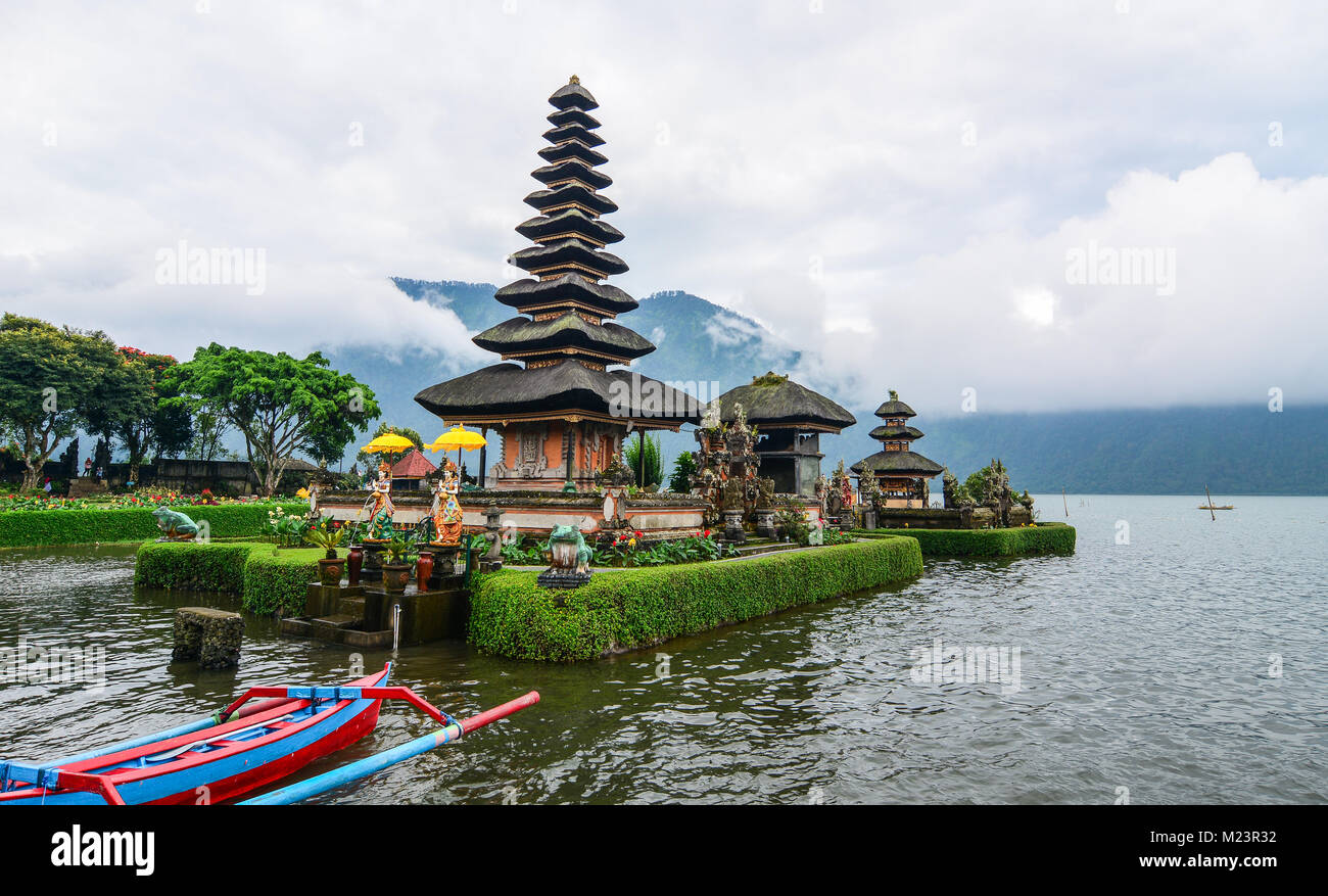 Pura Ulun Danu Beratan (Temple de l'eau) sur le lac Bratan à Bali, Indonésie. Banque D'Images