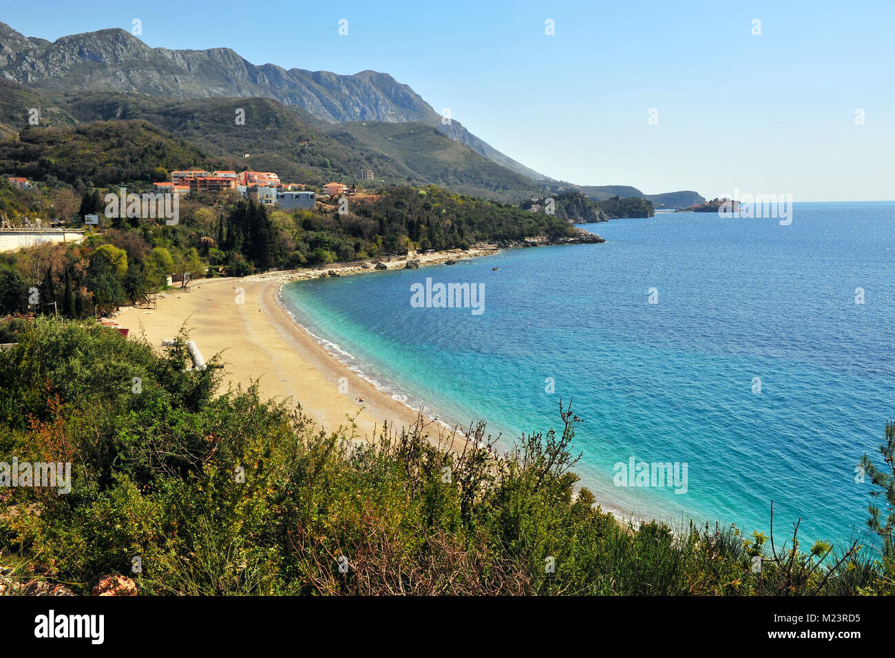 Belle Plage Et Montagne à Fond Monténégro Banque Dimages