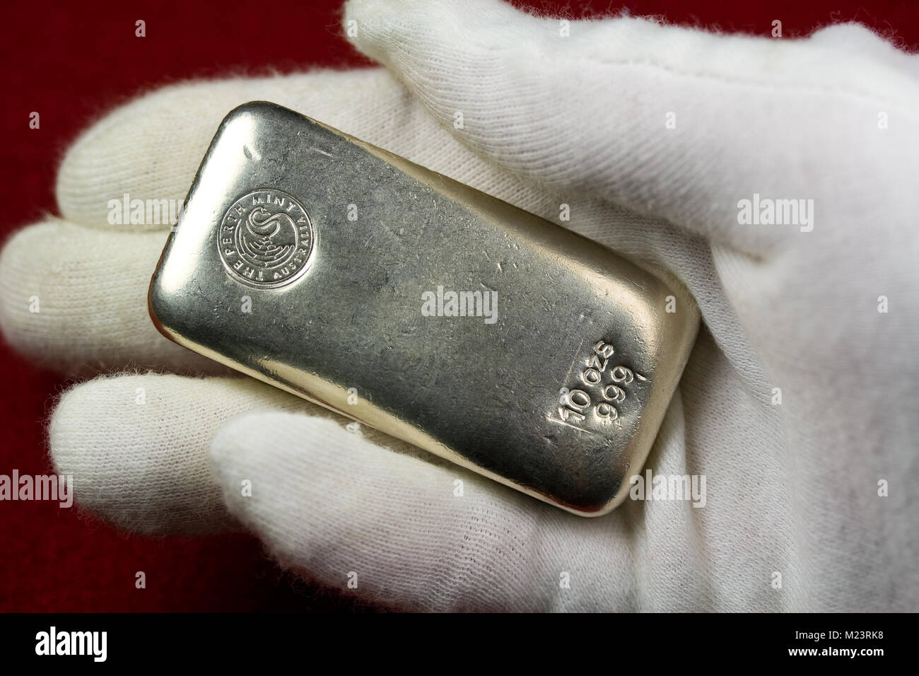 10 once Perth Mint Silver Bullion Bar tenu dans la main Banque D'Images