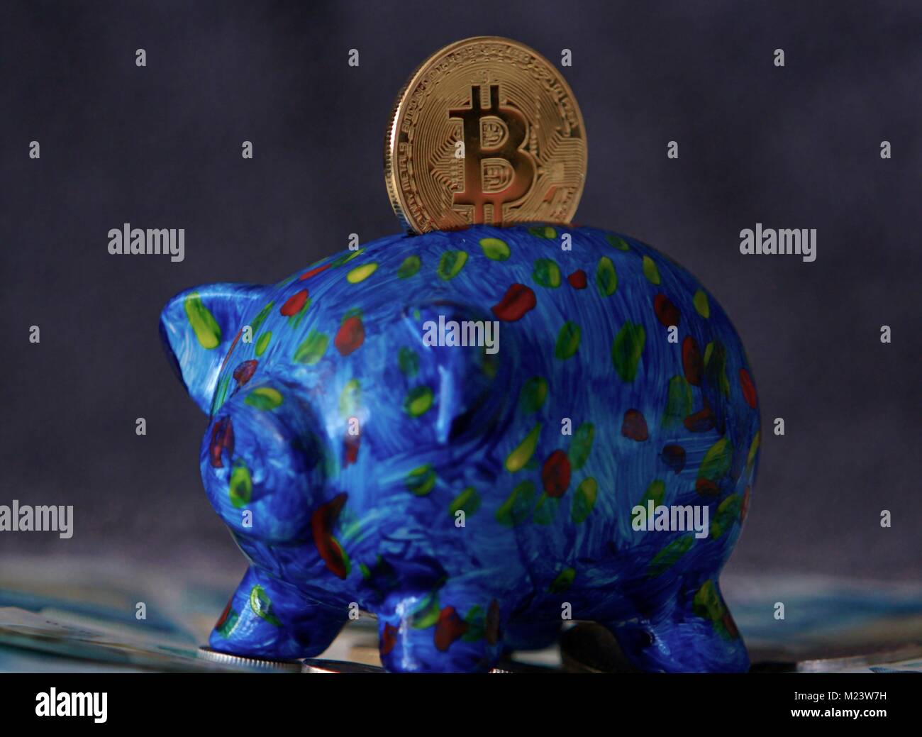 Pièce d'or de Bitcoin entrer dans Piggy Bank Banque D'Images