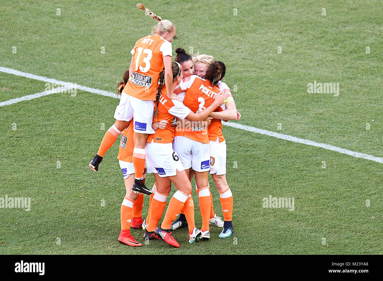 Brisbane, Queensland, Australie. 4e Mar, 2018. BRISBANE, AUSTRALIE - 04 février : EMILY GIELNIK (# 17), centre de Brisbane est félicité par coéquipiers après avoir marqué un but au cours de la table ronde 14 W-League match entre le Brisbane Roar et Canberra United au stade Suncorp le 4 février 2018 à Brisbane, Australie. Credit : Albert Perez/ZUMA/Alamy Fil Live News Banque D'Images