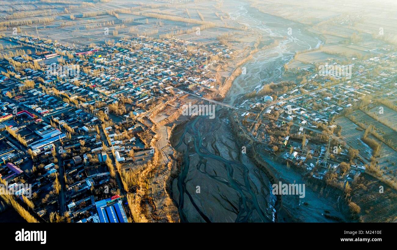 (180204) -- BEIJING, 4 février 2018 (Xinhua) -- photo aérienne prise le 22 novembre 2017 montre la vue d'une rivière qui traverse le village d'Gaimai Yining County, nord-ouest de la Chine, la Région autonome du Xinjiang Uygur. Yuanmin Li, un délégué à la 19e Congrès national du Parti communiste chinois (PCC), a servi comme secrétaire du parti du village. Elle a mis beaucoup d'efforts dans la propagation, la route, parti politique et ligne directrice aux gens dans le village, après son retour de congrès du parti. Elle croyait que son travail pourrait relier le petit village directement à Pékin, qui bénéfi Banque D'Images