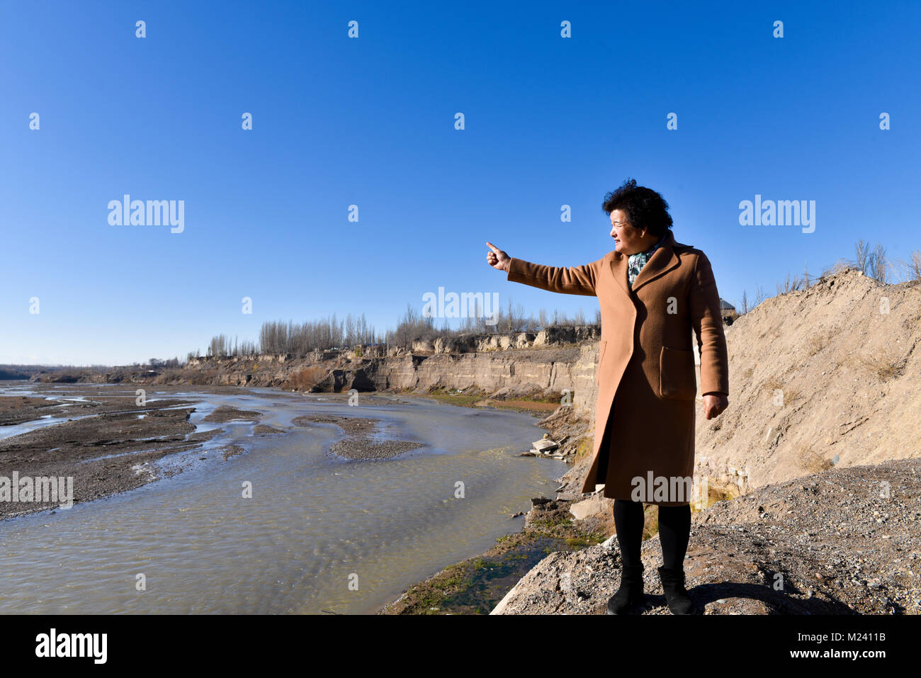 (180204) -- BEIJING, 4 février 2018 (Xinhua) -- Li Yuanmin introduit des plans de cinq ans d'amélioration de la rivière dans Gaimai Village de Yining County, nord-ouest de la Chine, la Région autonome du Xinjiang Uygur, Novembre 22, 2017. Yuanmin Li, un délégué à la 19e Congrès national du Parti communiste chinois (PCC), a servi comme secrétaire du parti du village. Elle a mis beaucoup d'efforts dans la propagation, la route, parti politique et ligne directrice aux gens dans le village, après son retour de congrès du parti. Elle croyait que son travail pourrait relier le petit village directement à Pékin, qui bénéficieront à l'avenir Banque D'Images