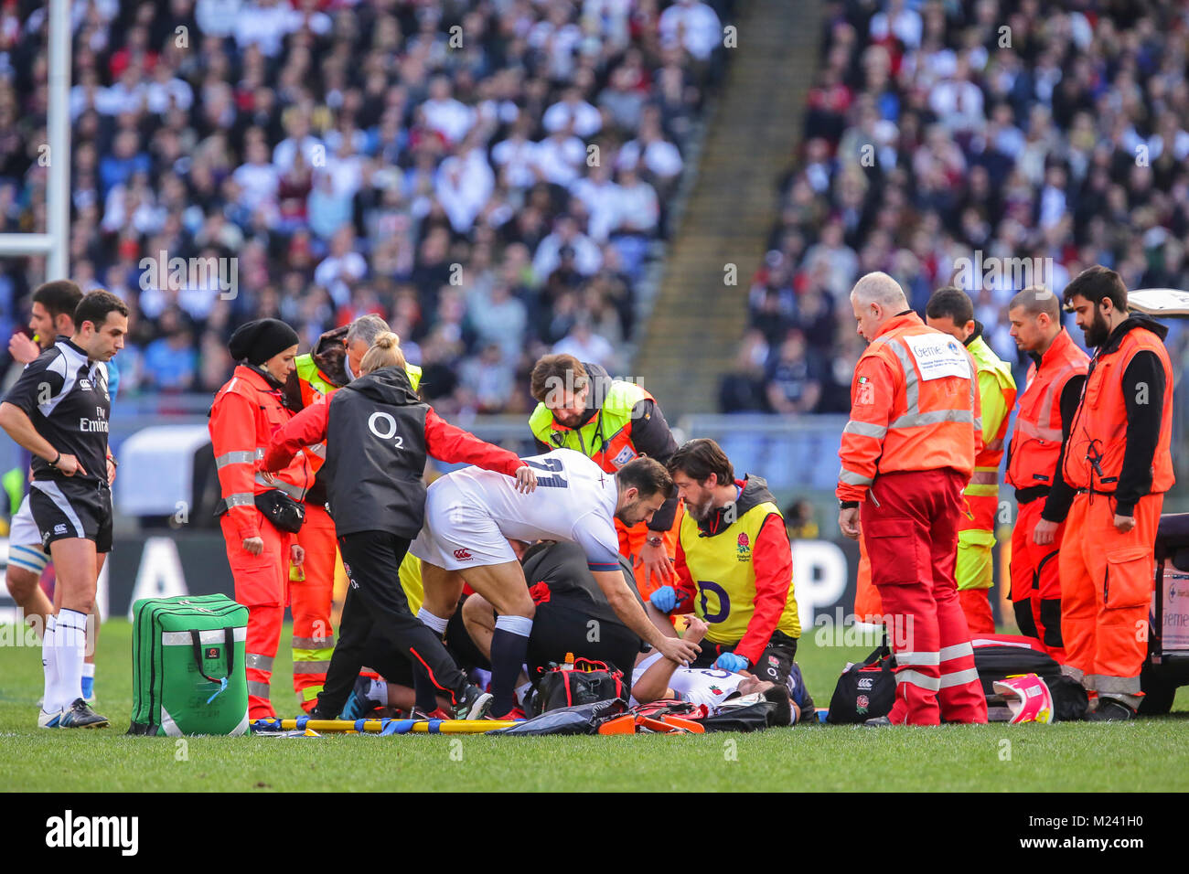 Rome, Italie. Le 04 février 2018. L'Angleterre est demi de mêlée Danny Care Services et équipements mis à son coéquipier Ben Youngs après une blessure lors du match contre l'Italie dans le match contre l'Italie au championnat 208 6 NatWest Massimiliano Carnabuci/Alamy Live News Banque D'Images