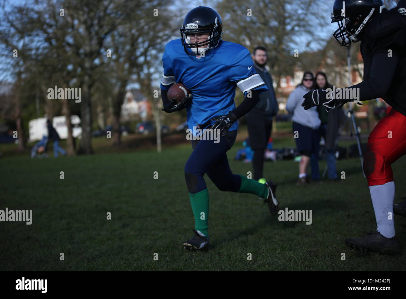 Cardiff, Wales, UK. 4e février 2018. L'Valkries de Cardiff, la seule femme du pays de Galles de football américain, le train le jour de l'American Superbowl aux niveaux local Roath Park en préparation pour leur premier match de la saison. Credit : Kerry Elsworth/Alamy Live News Banque D'Images