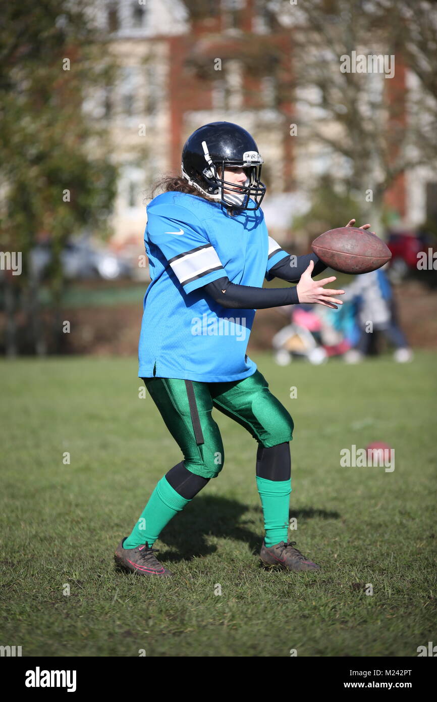 Cardiff, Wales, UK. 4e février 2018. L'Valkries de Cardiff, la seule femme du pays de Galles de football américain, le train le jour de l'American Superbowl aux niveaux local Roath Park en préparation pour leur premier match de la saison. Credit : Kerry Elsworth/Alamy Live News Banque D'Images