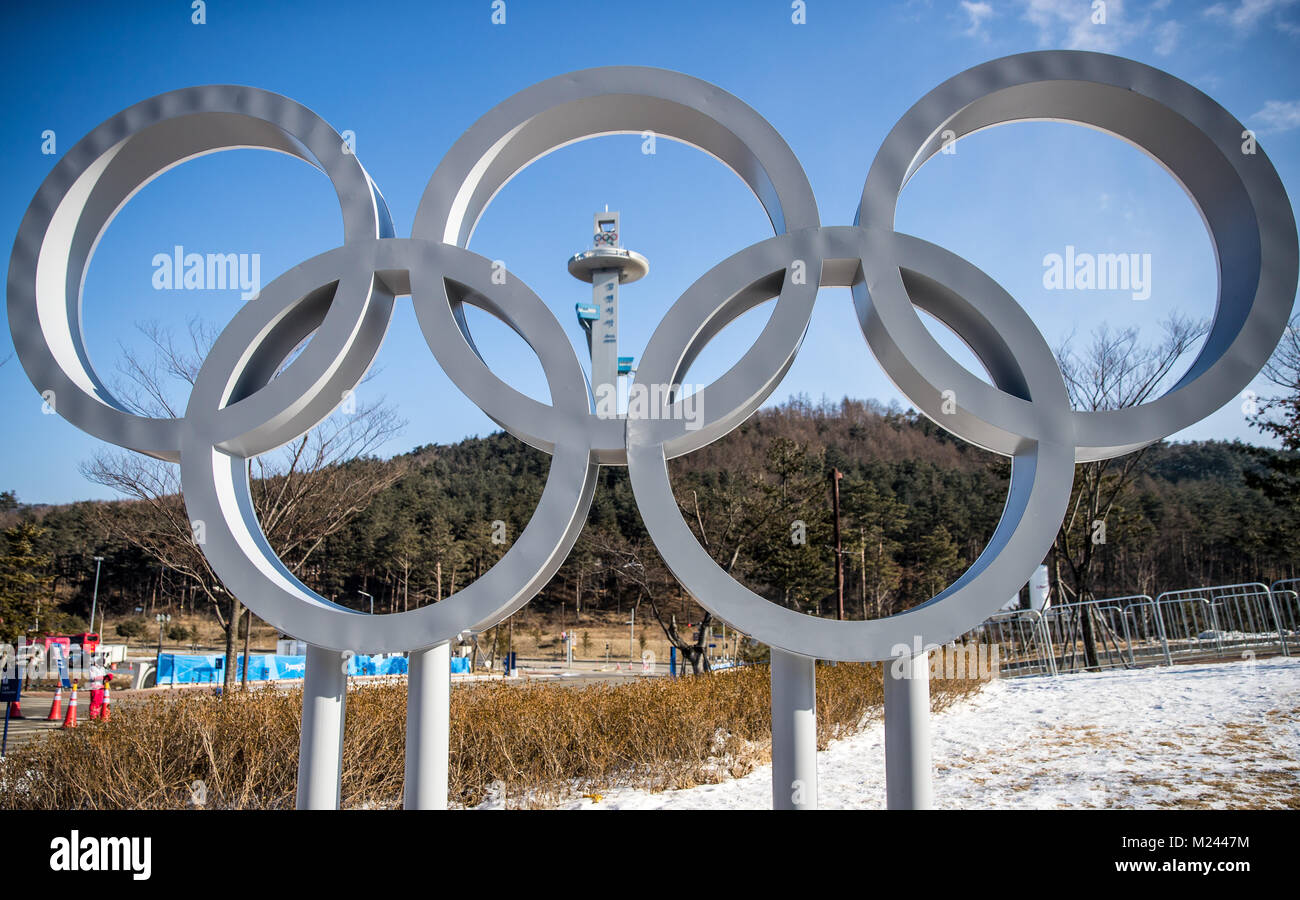 Pyeonchang (Corée du Sud). 4e Mar, 2018. Une vue de la colline de saut à ski derrière les anneaux olympiques à l'Alpensia le saut à ski center à Pyeonchang (Corée du Sud, 4 février 2018. Jeux Olympiques d'hiver de Pyeongchang 2018 ont lieu du 9 au 25 février. Crédit : Michael Kappeler/dpa/Alamy Live News Banque D'Images