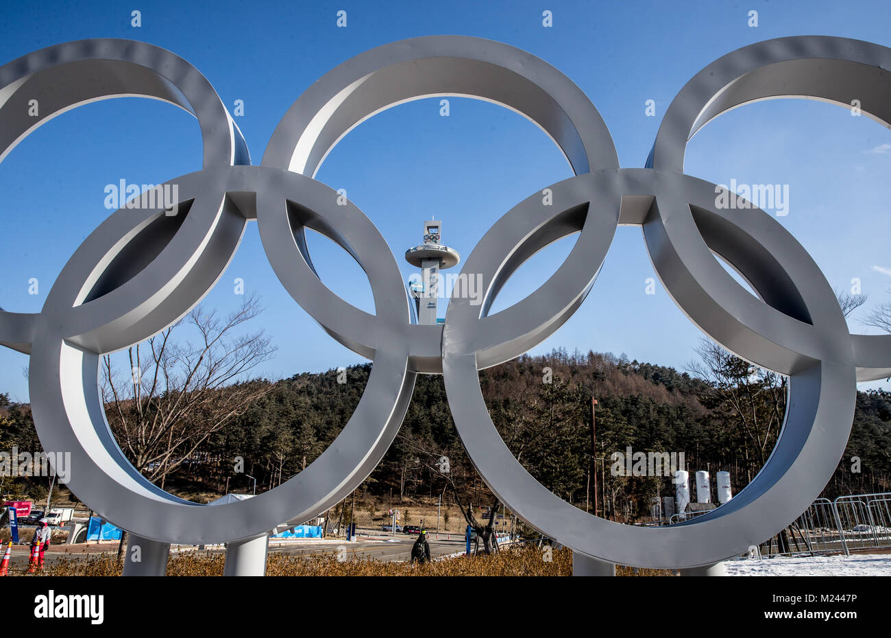 Pyeonchang (Corée du Sud). 4e Mar, 2018. Une vue de la colline de saut à ski derrière les anneaux olympiques à l'Alpensia le saut à ski center à Pyeonchang (Corée du Sud, 4 février 2018. Jeux Olympiques d'hiver de Pyeongchang 2018 ont lieu du 9 au 25 février. Crédit : Michael Kappeler/dpa/Alamy Live News Banque D'Images