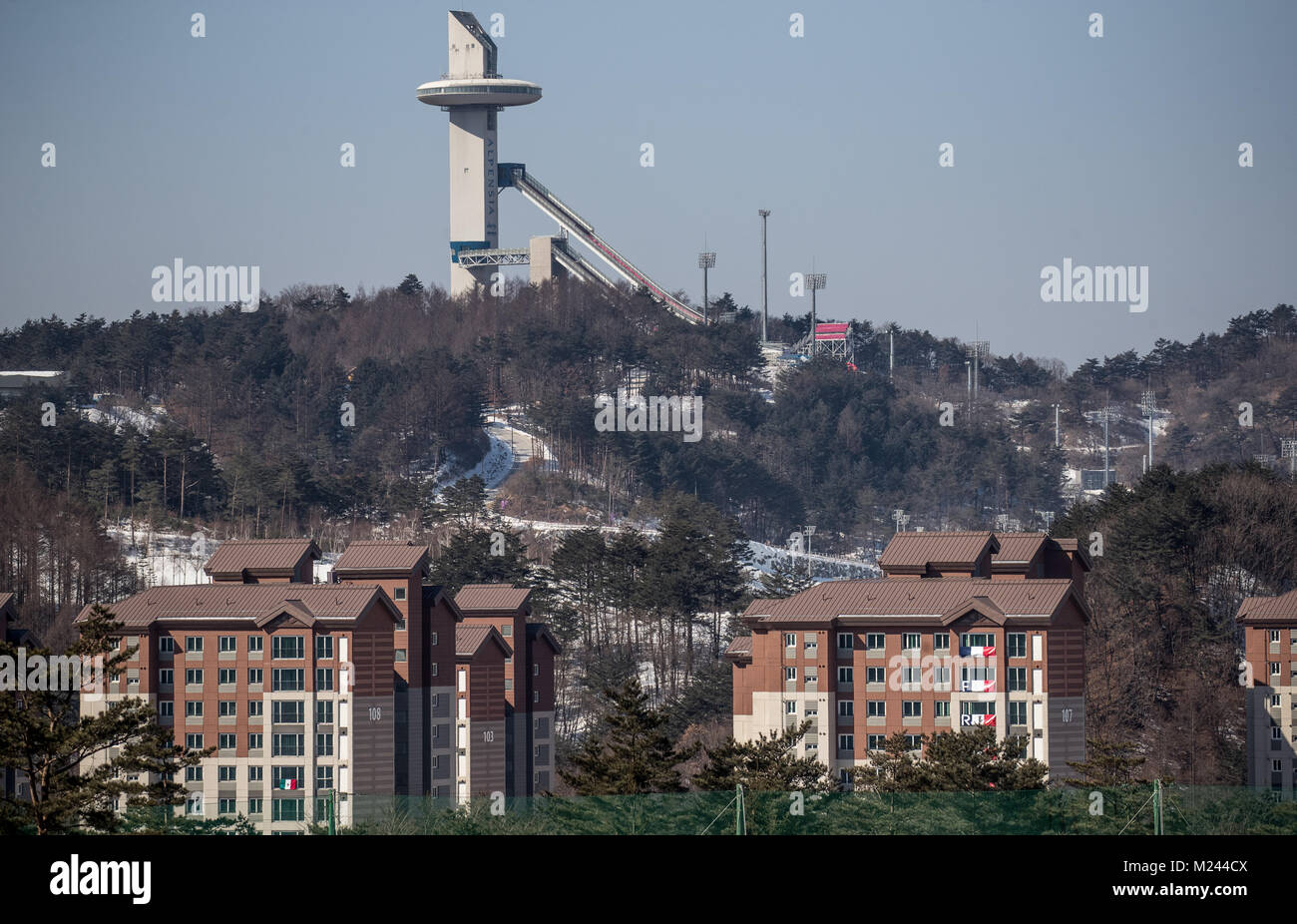 Pyeongchang, Corée du Sud. 4e Mar, 2018. Le saut à ski Hill de l'Alpensia centre de saut à ski bâtons dehors au-dessus du village olympique de Pyeongchang, Corée du Sud, 4 février 2018. Jeux Olympiques d'hiver de Pyeongchang 2018 ont lieu du 9 au 25 février. Crédit : Michael Kappeler/dpa/Alamy Live News Banque D'Images