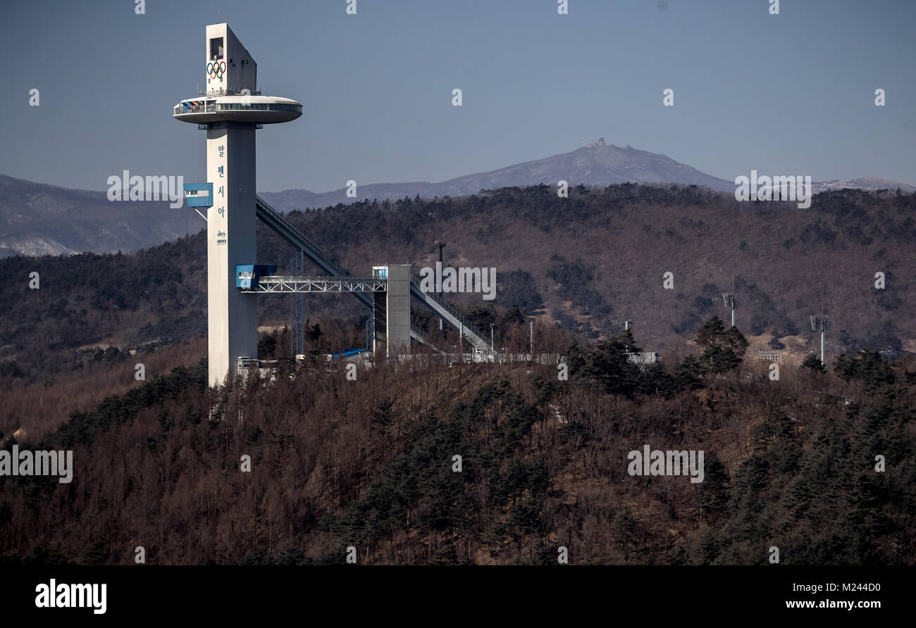 Pyeongchang, Corée du Sud. 4e Mar, 2018. Le saut à ski Hill de l'Alpensia centre de saut à ski bâtons dehors au-dessus du village olympique de Pyeongchang, Corée du Sud, 4 février 2018. Jeux Olympiques d'hiver de Pyeongchang 2018 ont lieu du 9 au 25 février. Crédit : Michael Kappeler/dpa/Alamy Live News Banque D'Images