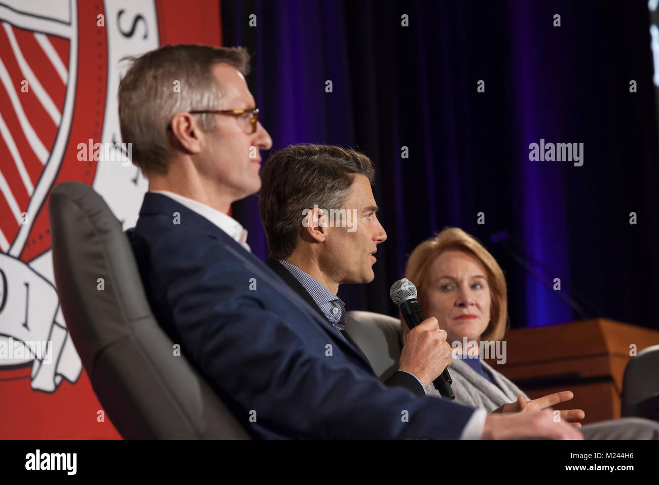 Seattle, Washington : Gregor Robertson parle au cours de la 'Mayors de Cascadia' panel à la scie de Festival. La scie de Knute Berger a animé une discussion avec les maires de la nord-ouest incluant Portland Ted Wheeler, Seattle's Jenny Durkan et Vancouver B.C.'s Gregor Robertson à l'Université de Seattle. L'événement de deux jours les conversations avec les gouverneurs, maires et autres dirigeants, commerciaux et culturels. Crédit : Paul Christian Gordon/Alamy Live News Banque D'Images