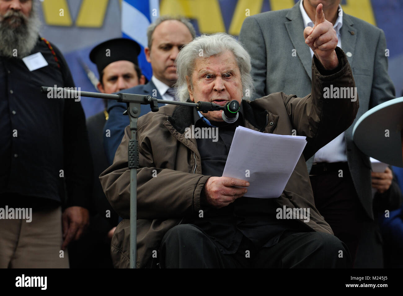 Athènes, Grèce, 4 février 2018. Compositeur grec Mikis Theodorakis au rassemblement à la place Syntagma contre l'utilisation du terme "Macédoine" dans le différend avec le nom de l'ARYM à Athènes, Grèce. Crédit : Nicolas Koutsokostas/Alamy Live News. Banque D'Images