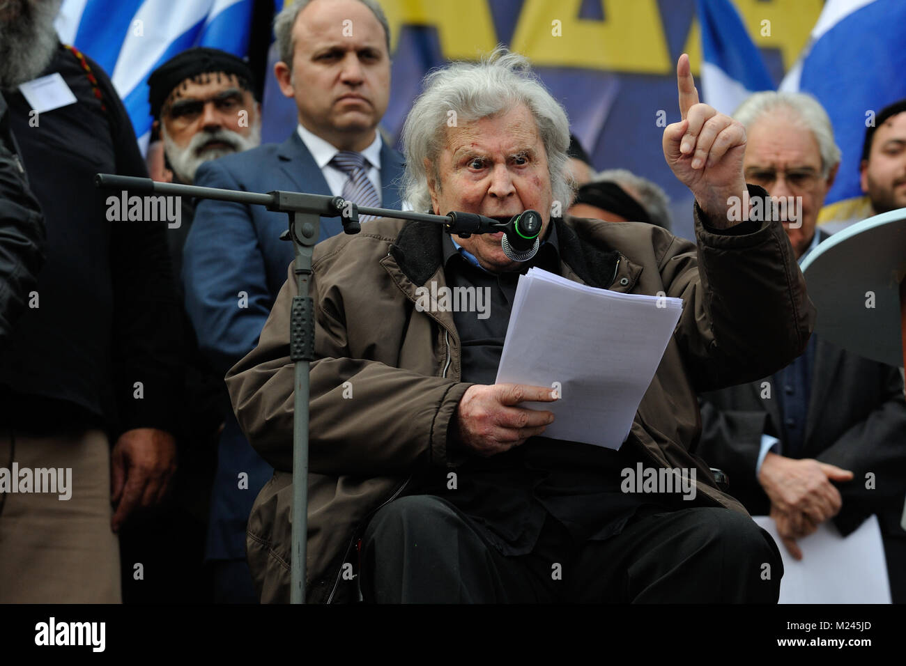 Athènes, Grèce, 4 février 2018. Compositeur grec Mikis Theodorakis au rassemblement à la place Syntagma contre l'utilisation du terme "Macédoine" dans le différend avec le nom de l'ARYM à Athènes, Grèce. Crédit : Nicolas Koutsokostas/Alamy Live News. Banque D'Images