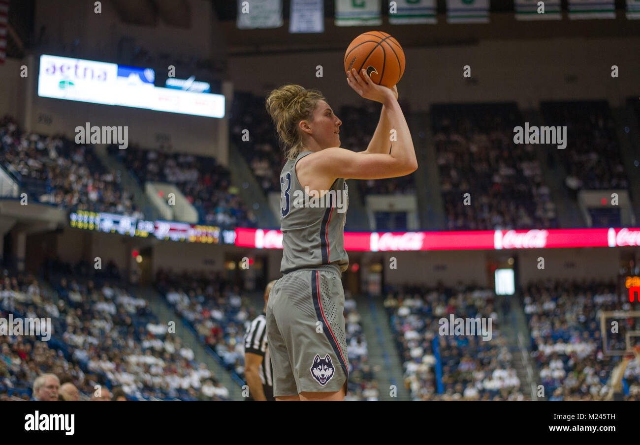 Hartford, CT, USA. Feb, 2017 4. Katie Lou Samuelson (33) de l'Uconn Huskies pousses durant un match contre les Bearcats de Cincinnati au XL Center à Hartford, CT. Gregory Vasil/CSM/Alamy Live News Banque D'Images