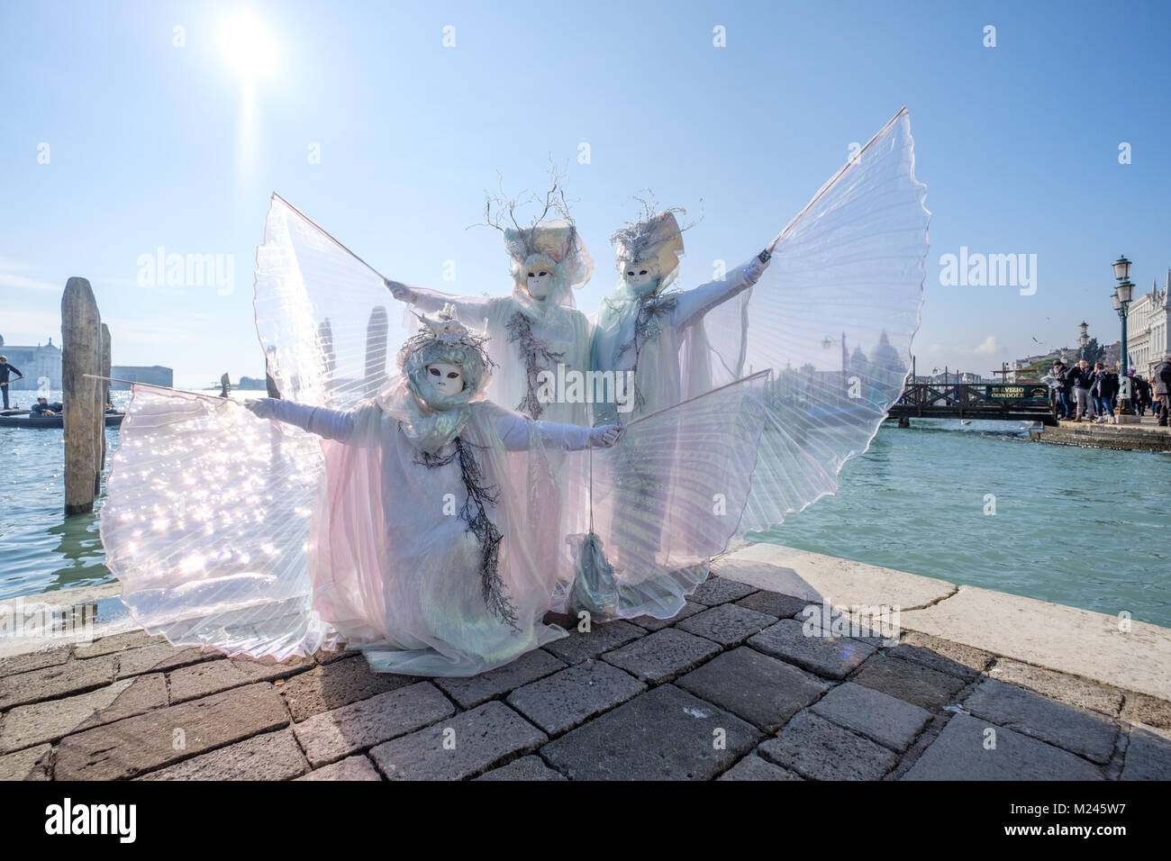 Carnaval de Venise 2018. Après l'inauguration de l'flying angel, masques posant près de la Piazza San Marco. Venise, Italie. Le 4 février 2018. Gentiane : crédit Polovina/Alamy Live News Banque D'Images