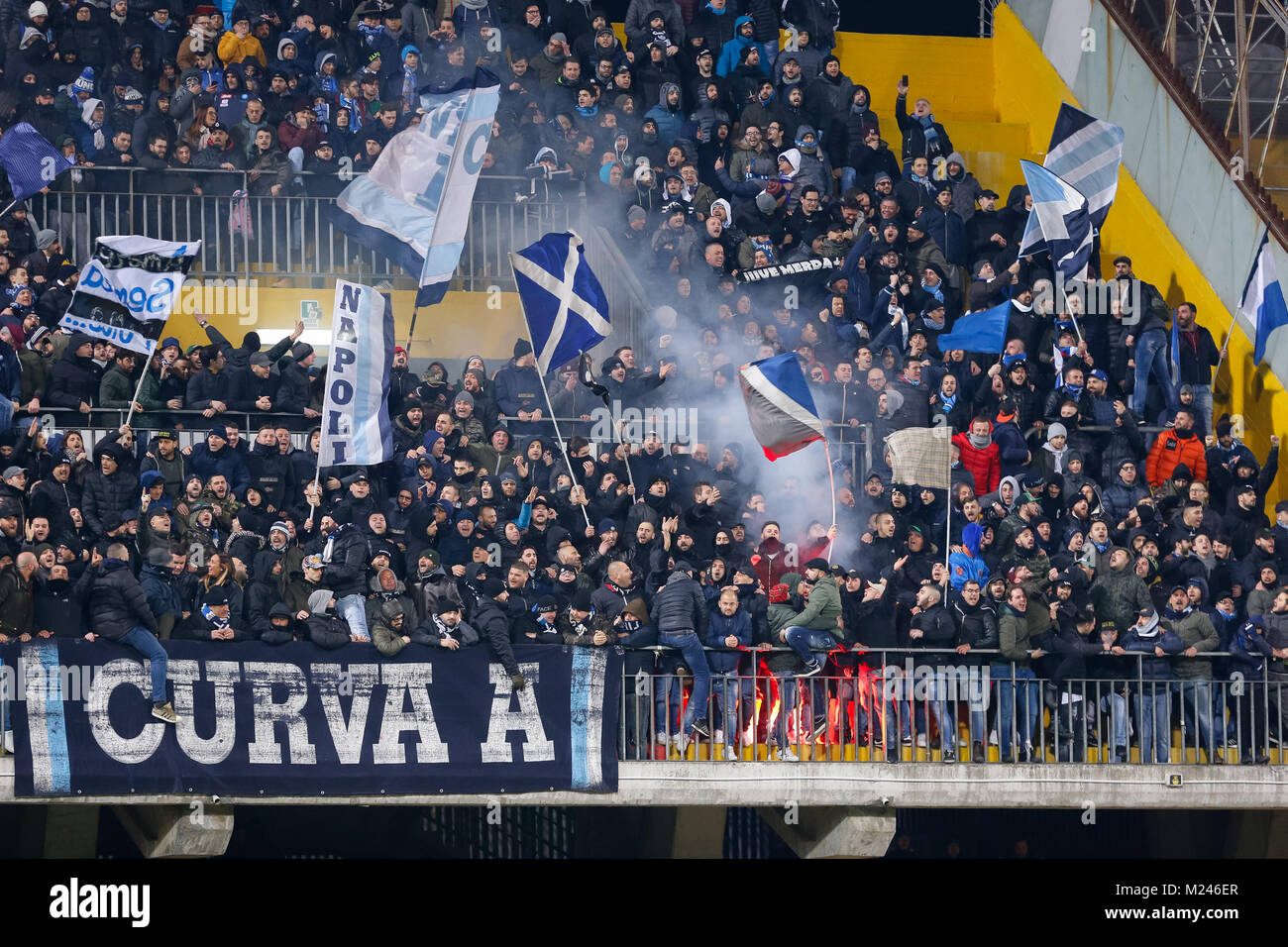 Cmapania, Naples, Italie. 4e Mar, 2018. Les partisans du SSC Napoli en action au cours de la Serie A italienne correspondance entre SSC Napoli et Benevento à Ciro Vigorito Stadium. Vicinanza/crédit : Ernesto SOPA/ZUMA/Alamy Fil Live News Banque D'Images